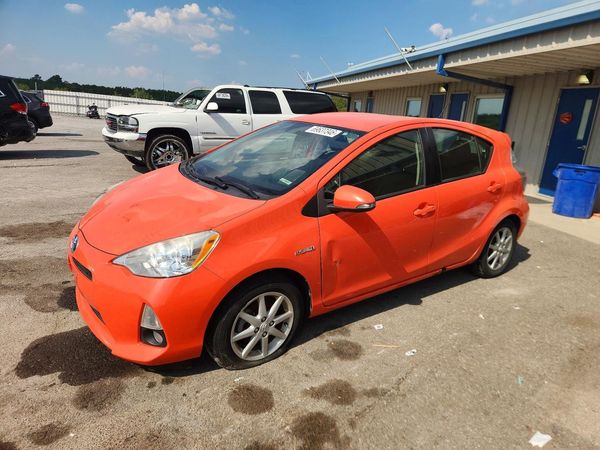 2013 TOYOTA PRIUS — Front 3/4