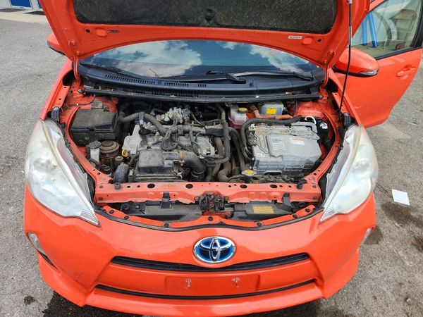 2013 TOYOTA PRIUS — Engine bay