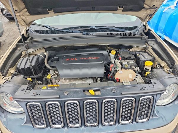 2016 JEEP RENEGADE — Engine bay