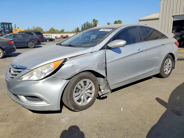 2013 HYUNDAI SONATA — Front 3/4