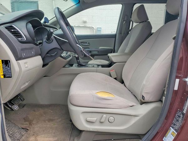 2017 KIA SEDONA — DENT