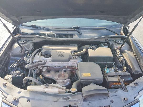 2014 TOYOTA CAMRY — Engine bay