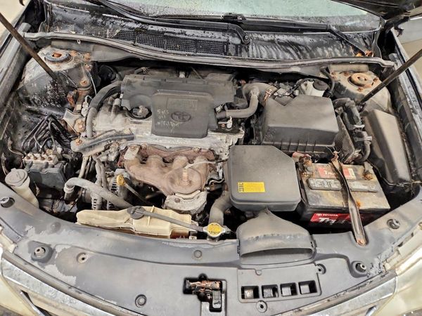 2012 TOYOTA CAMRY — Engine bay
