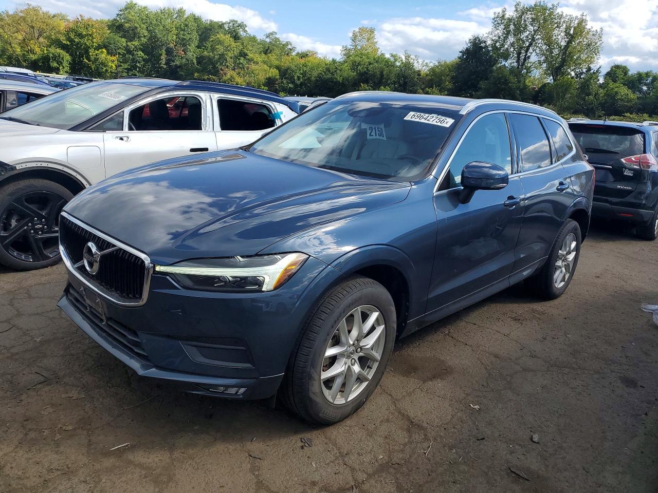 2021 VOLVO XC60 Momentum — Front 3/4