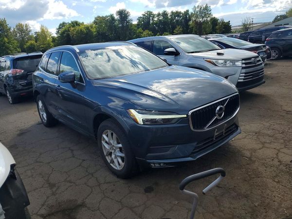 2021 VOLVO XC60 Momentum — Passenger 3/4
