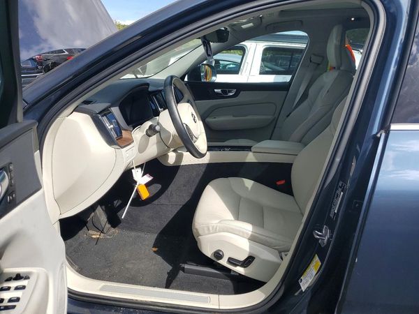 2021 VOLVO XC60 Momentum — DENT