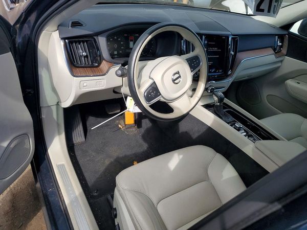 2021 VOLVO XC60 Momentum — CKPT