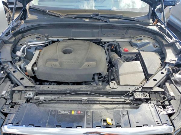 2021 VOLVO XC60 Momentum — Engine bay