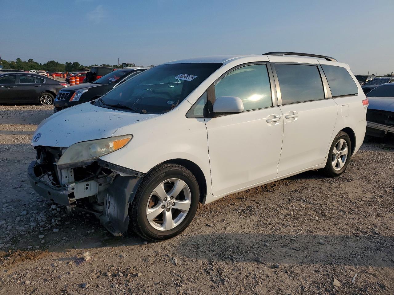 2012 TOYOTA SIENNA — Front 3/4
