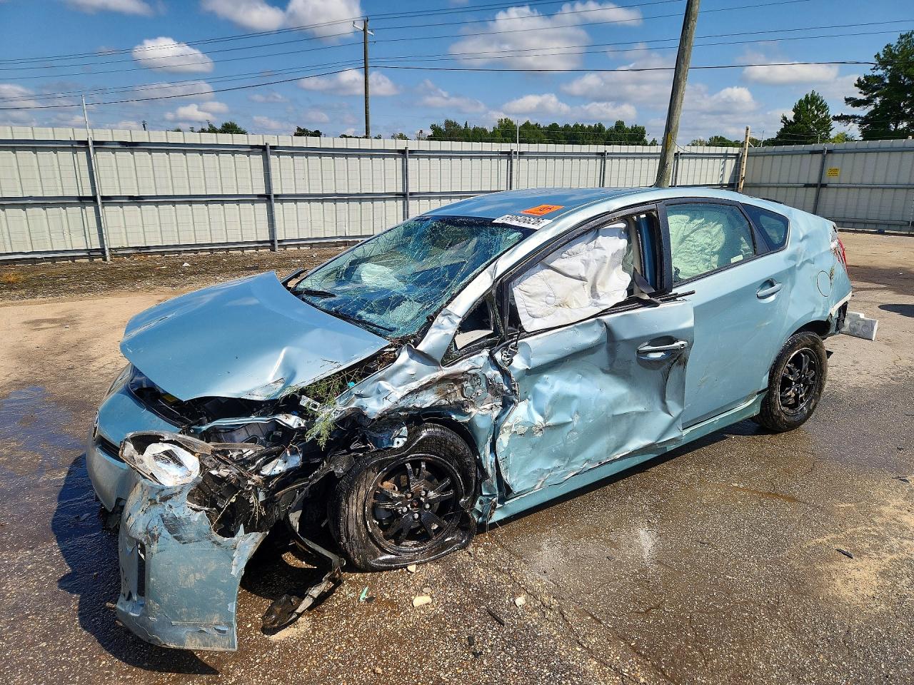 2014 TOYOTA PRIUS — Front 3/4