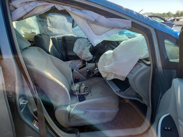 2014 TOYOTA PRIUS — DENT