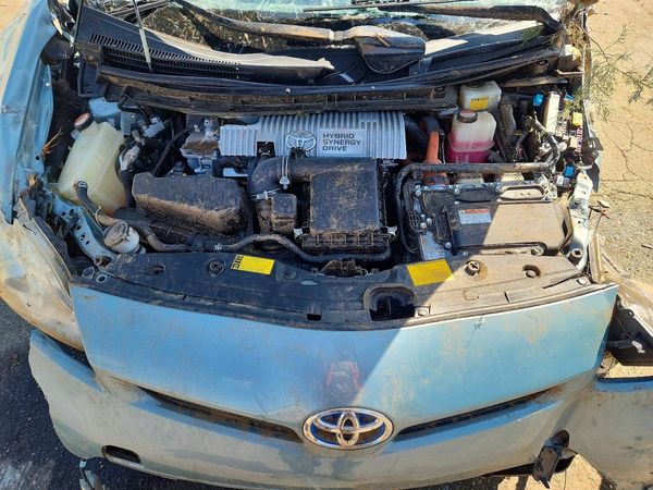 2014 TOYOTA PRIUS — Engine bay