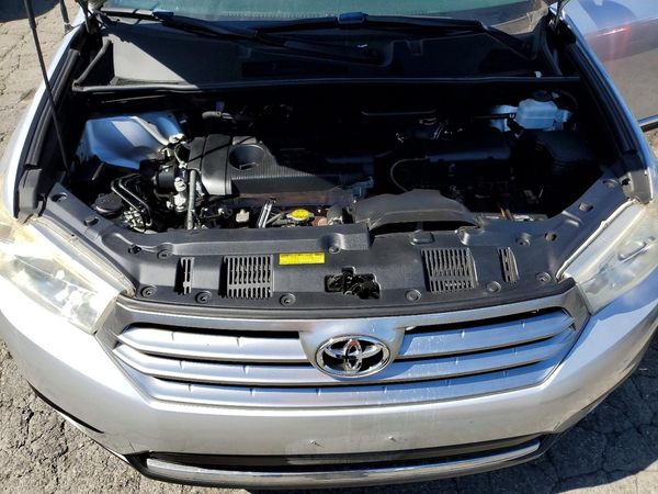 2012 TOYOTA HIGHLANDER Base/Hybrid — Engine bay