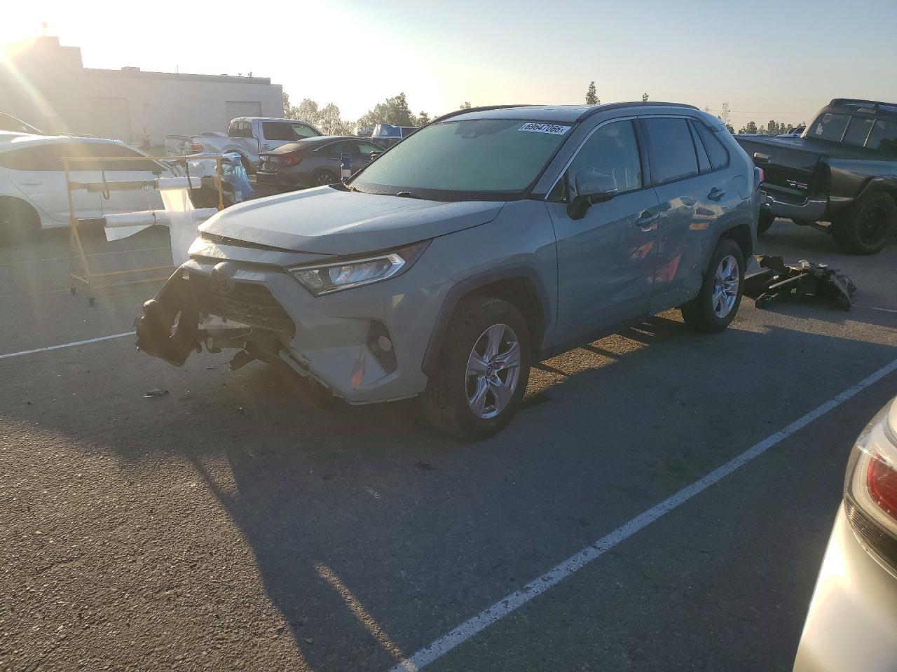 2019 TOYOTA RAV4 — Front 3/4