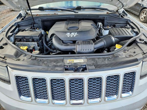 2014 JEEP CHEROKEE Overland — Engine bay