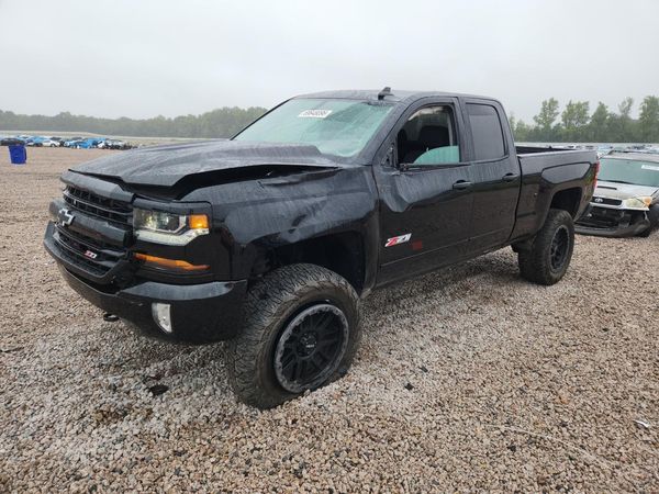 2017 CHEVROLET SILVERADO LT — Front 3/4