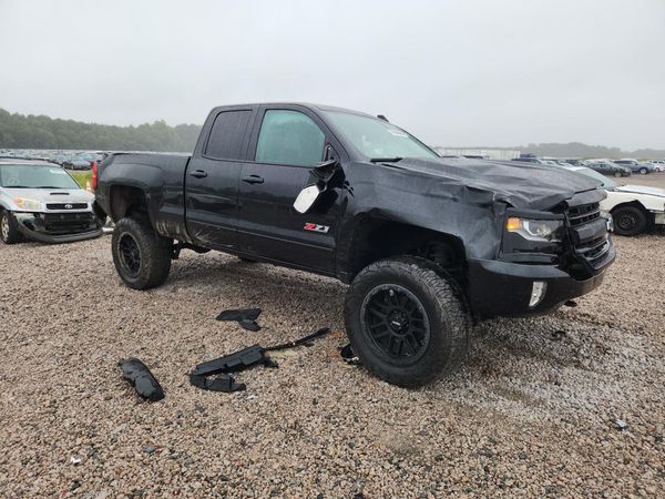 2017 CHEVROLET SILVERADO LT — Passenger 3/4