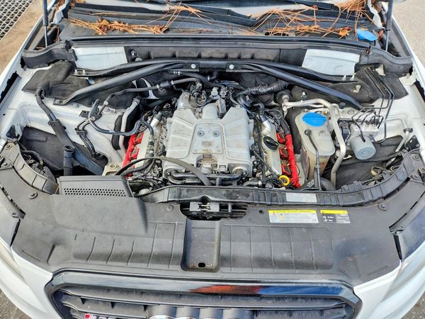 2016 AUDI SQ5 quattro Premium Plus — Engine bay