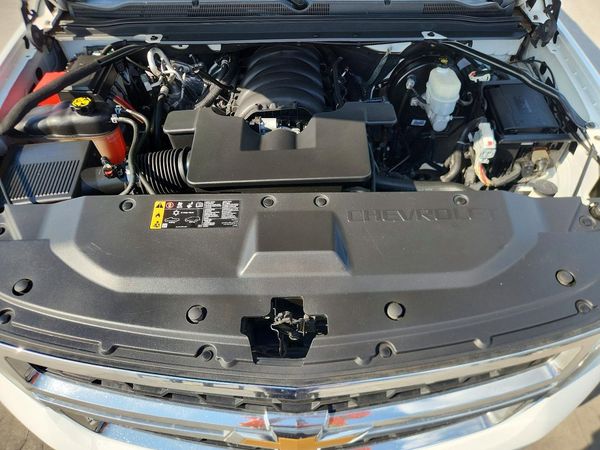 2019 CHEVROLET SUBURBAN LT — Engine bay