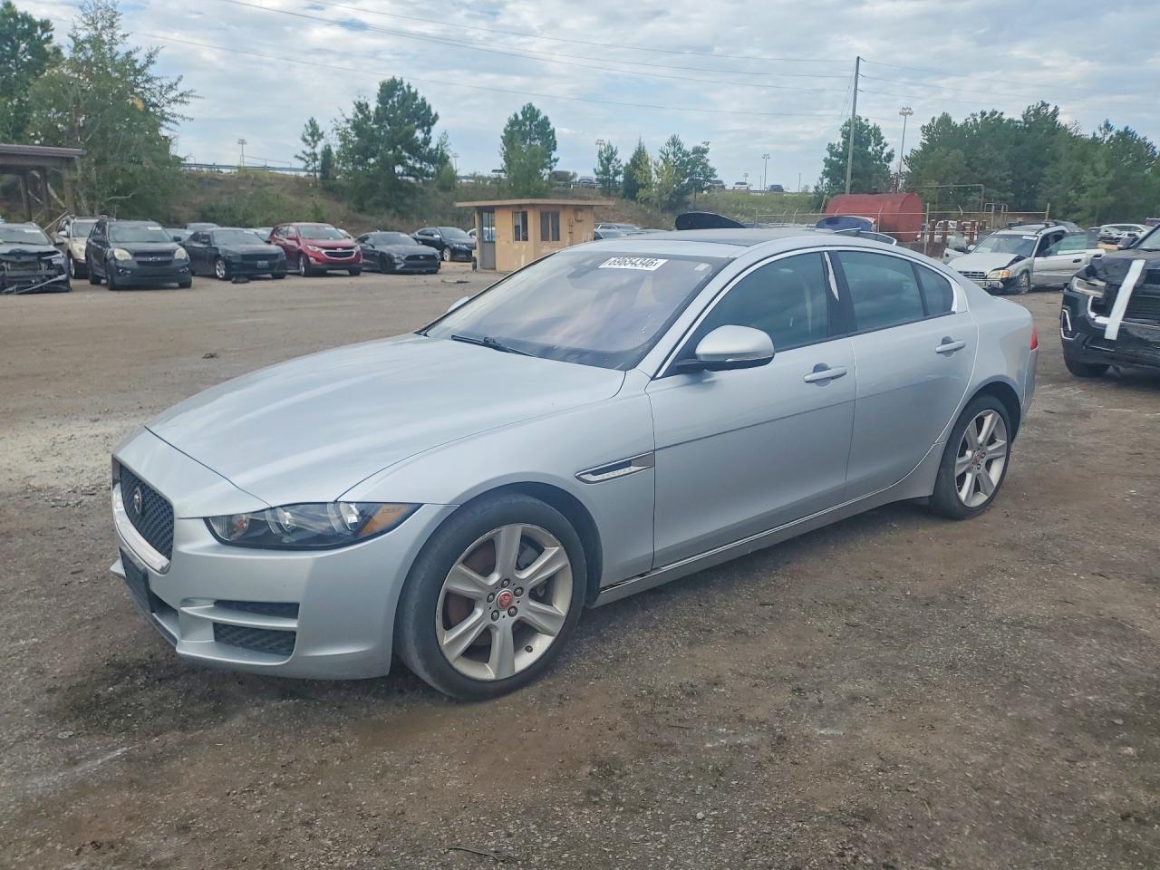 2018 JAGUAR XE Premium — Front 3/4