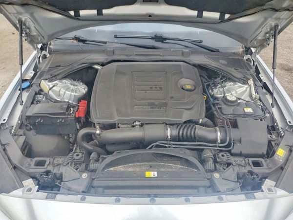 2018 JAGUAR XE Premium — Engine bay