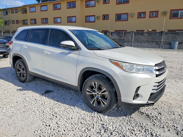 2019 TOYOTA HIGHLANDER — Passenger 3/4