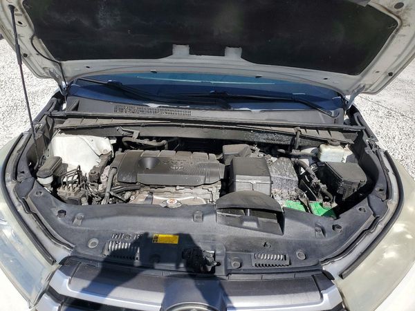 2019 TOYOTA HIGHLANDER — Engine bay