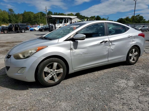 2013 HYUNDAI ELANTRA — Front 3/4