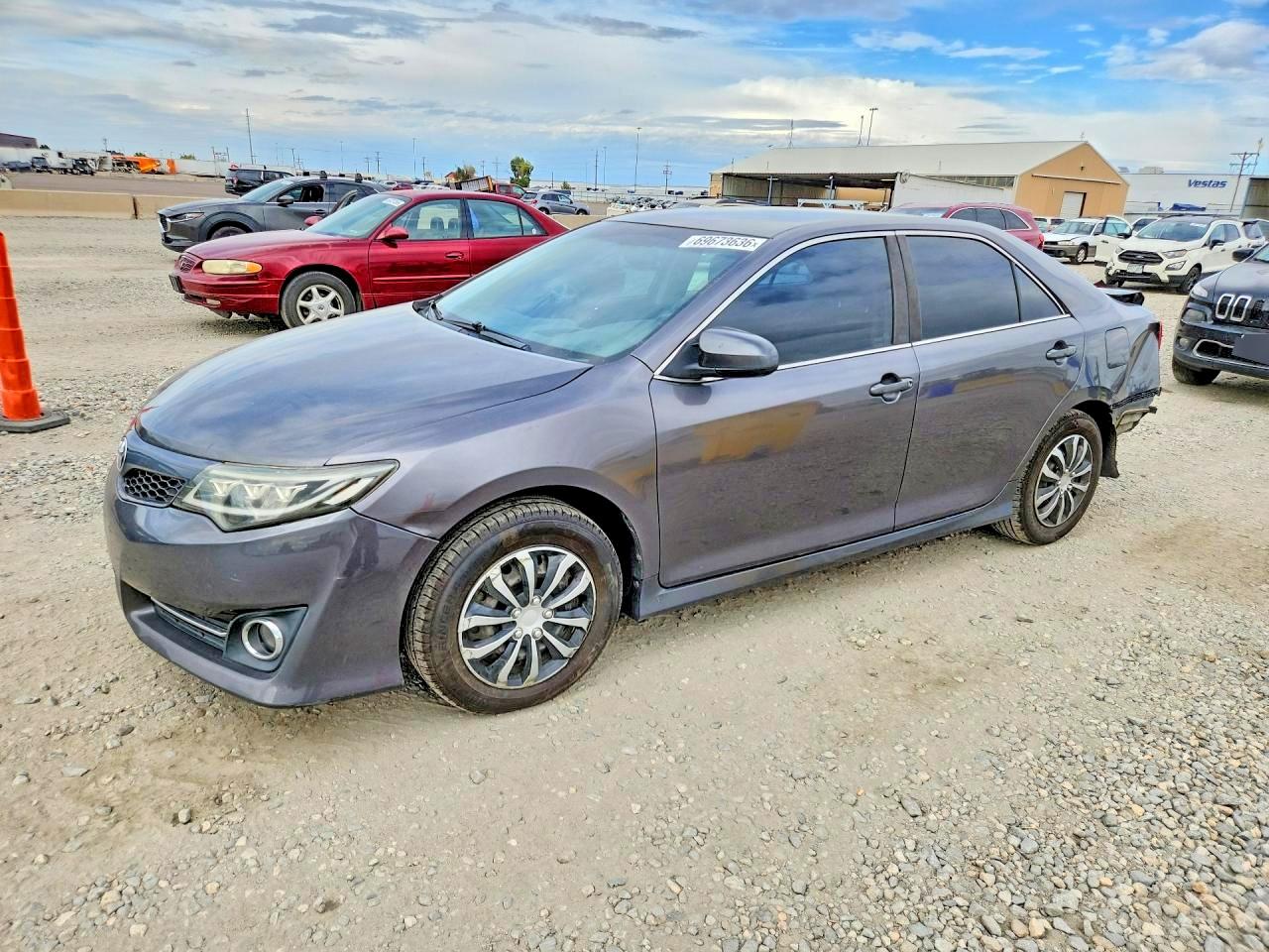 2014 TOYOTA CAMRY — Front 3/4