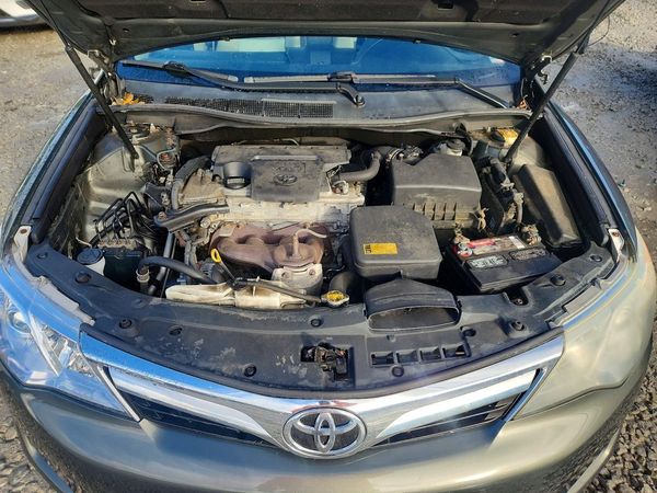2012 TOYOTA CAMRY — Engine bay