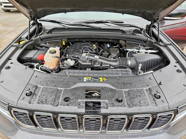 2023 JEEP GRAND CHEROKEE Limited — Engine bay