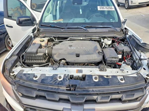 2022 CHEVROLET COLORADO Z71 — Engine bay