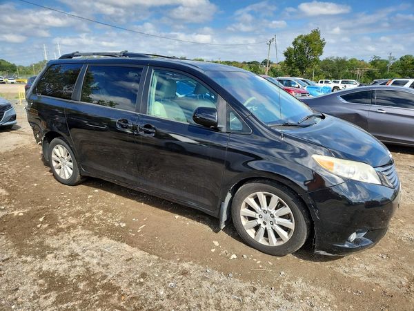 2013 TOYOTA SIENNA — Passenger 3/4