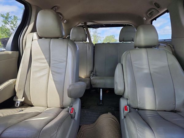 2013 TOYOTA SIENNA — SUVN