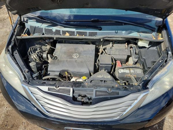 2013 TOYOTA SIENNA — Engine bay