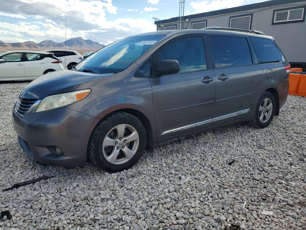 2013 TOYOTA SIENNA — Front 3/4