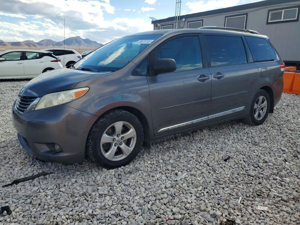 2013 TOYOTA SIENNA — DSFA — Front 3/4
