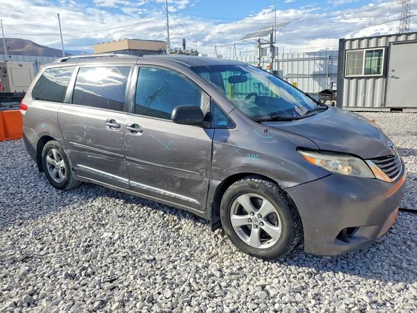 2013 TOYOTA SIENNA — Passenger 3/4