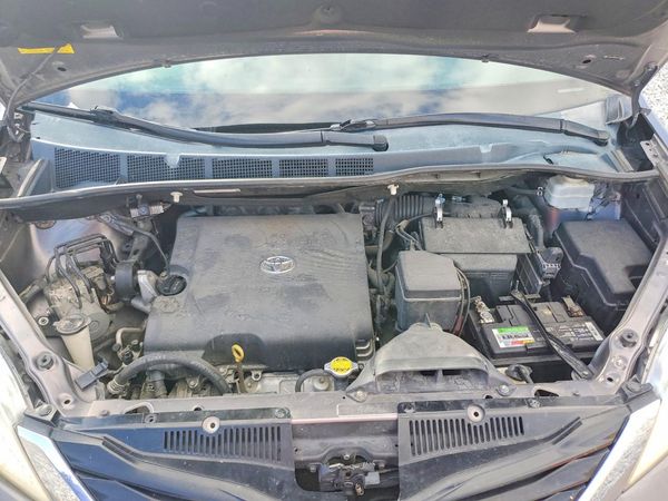 2013 TOYOTA SIENNA — Engine bay