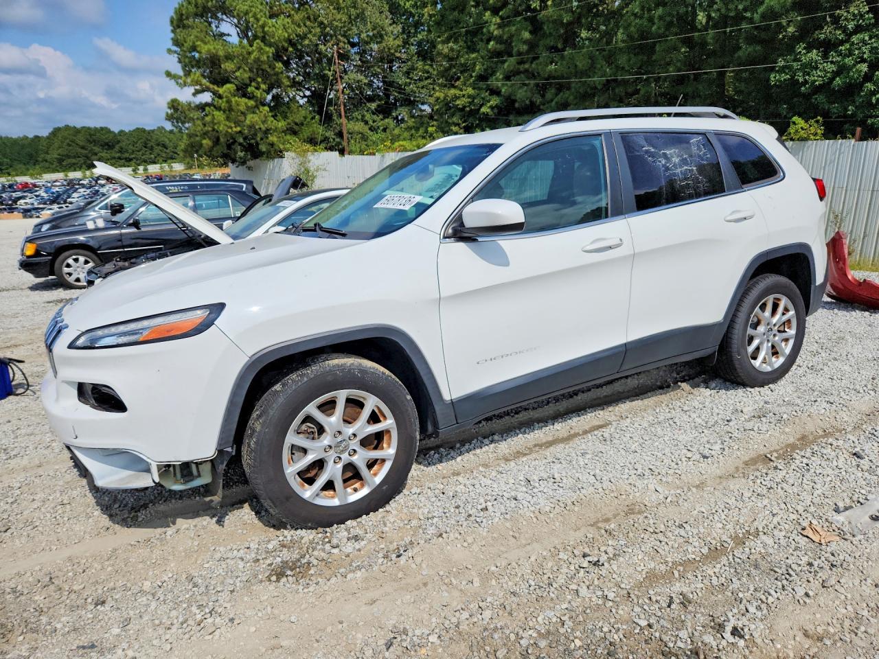 2015 JEEP CHEROKEE Latitude — Front 3/4