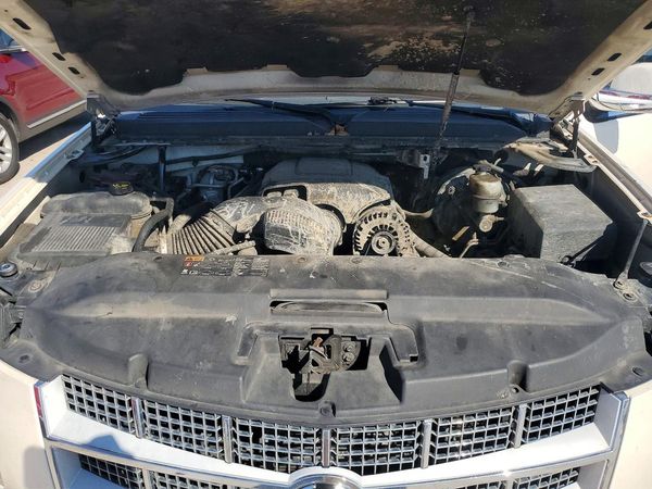 2014 CADILLAC ESCALADE ESV Platinum — Engine bay