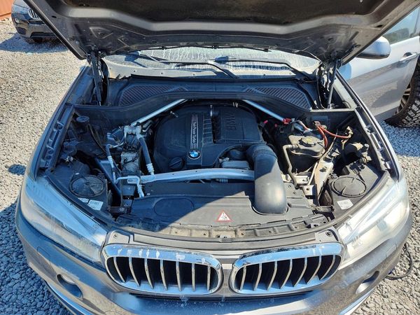 2014 BMW X5 xDrive35i — Engine bay