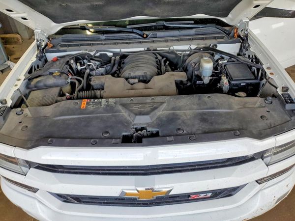 2018 CHEVROLET SILVERADO LT — Engine bay