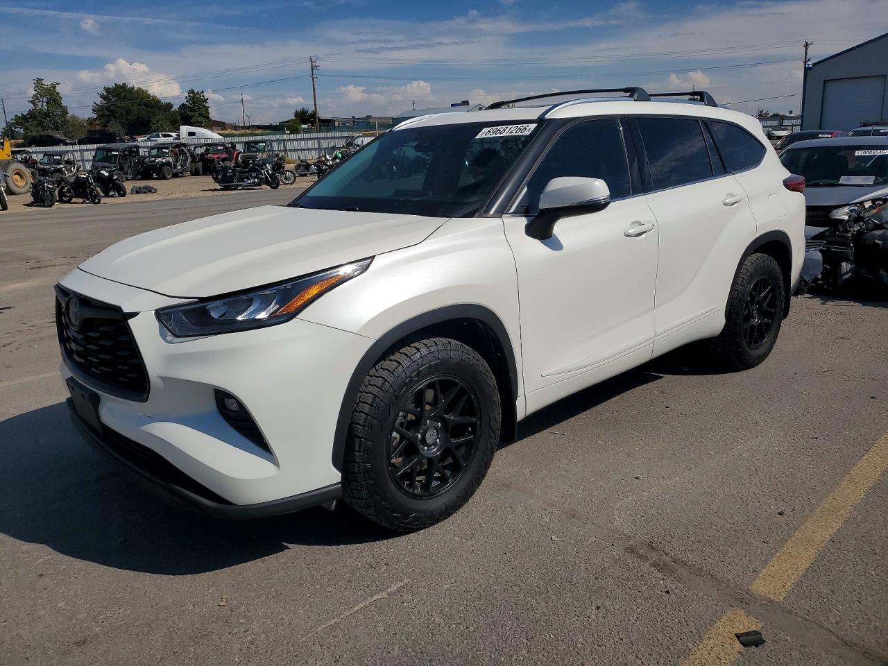 2020 TOYOTA HIGHLANDER XLE Nav — Front 3/4