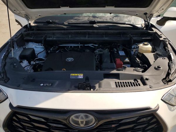 2020 TOYOTA HIGHLANDER XLE Nav — Engine bay