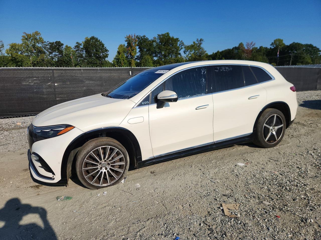 2023 MERCEDES-BENZ EQS SUV — Front 3/4