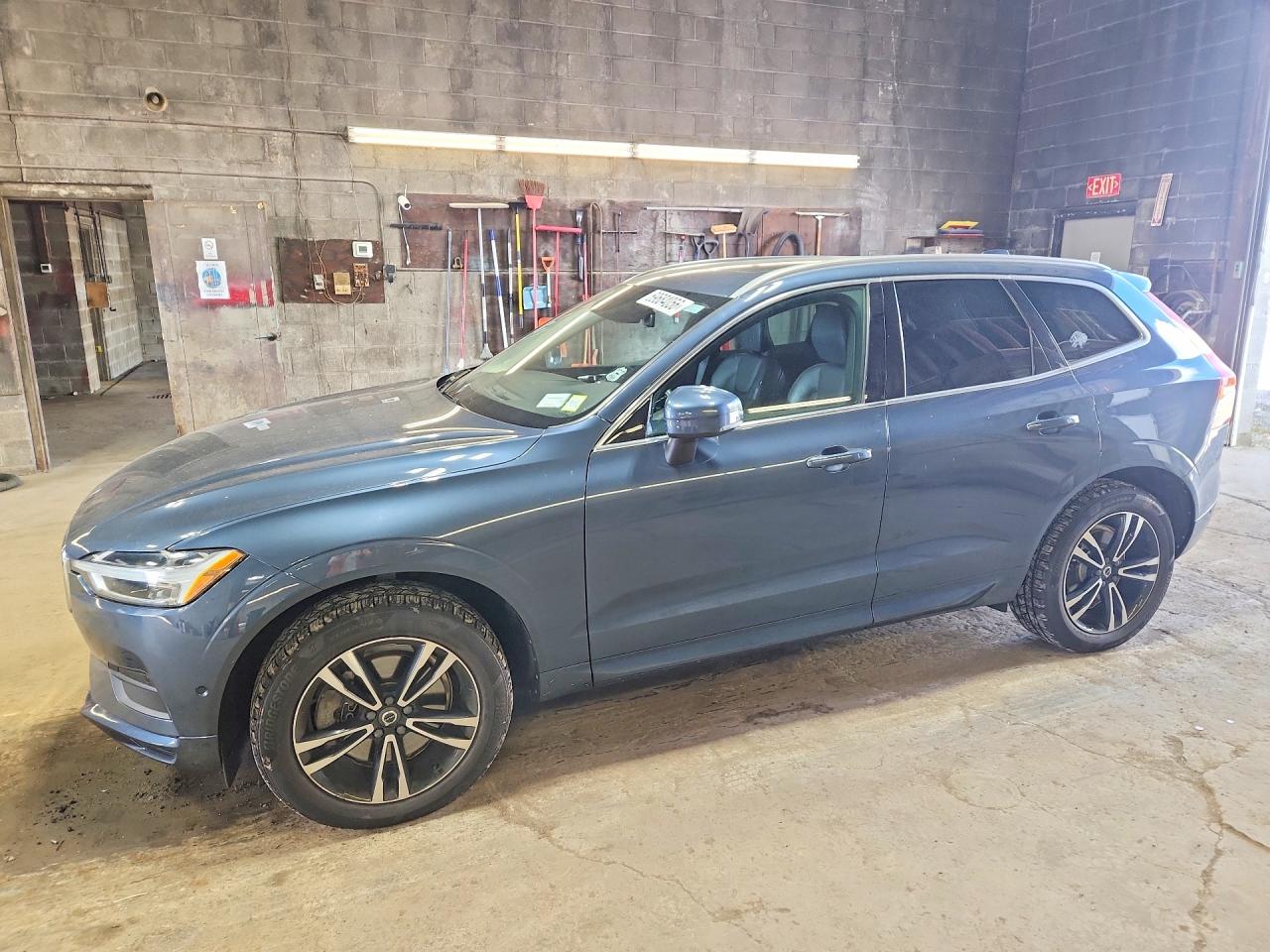 2019 VOLVO XC60 Momentum — Front 3/4