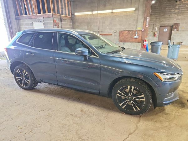 2019 VOLVO XC60 Momentum — Passenger 3/4