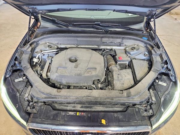 2019 VOLVO XC60 Momentum — Engine bay