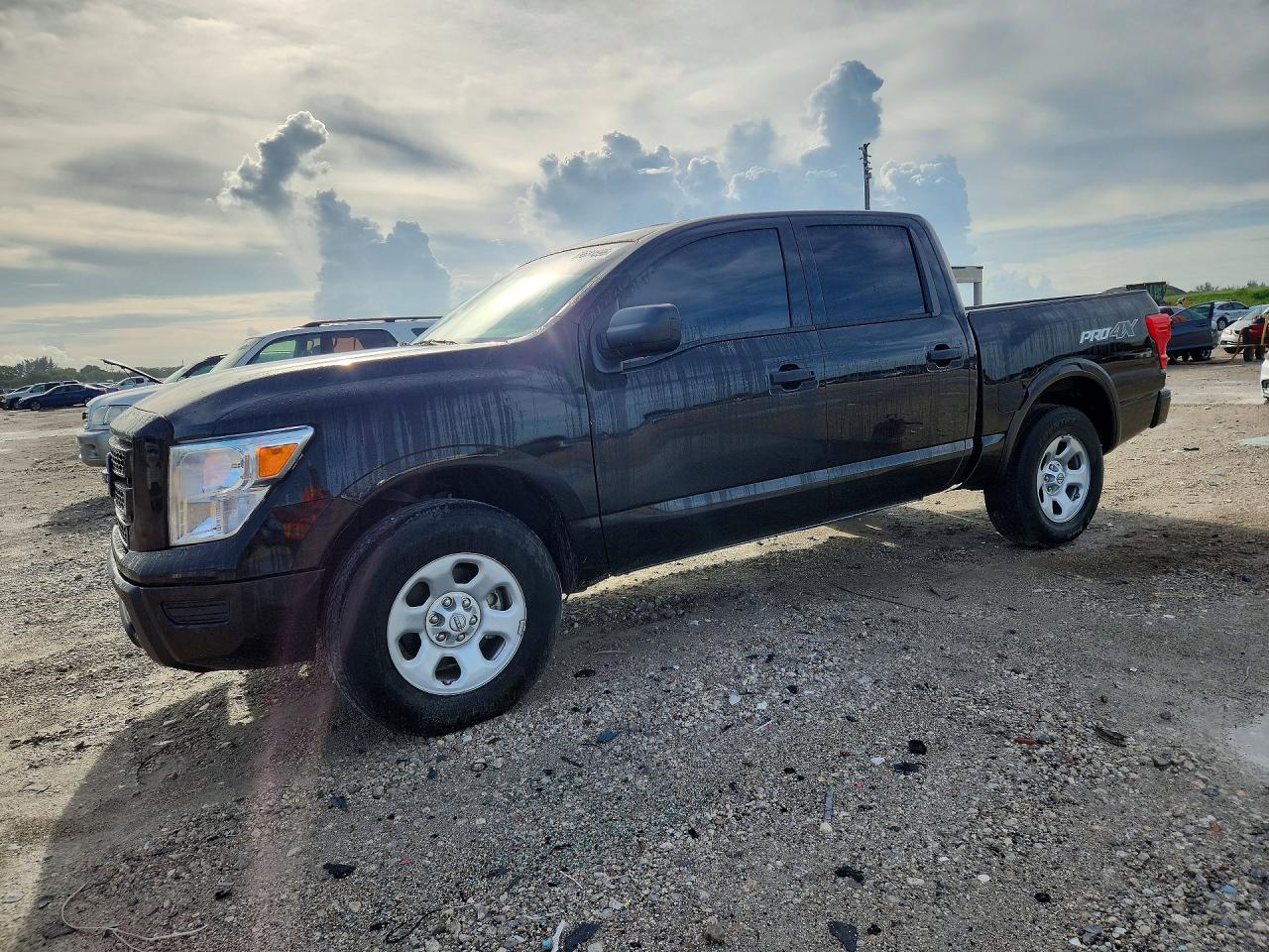 2023 NISSAN TITAN Crew Cab — Front 3/4